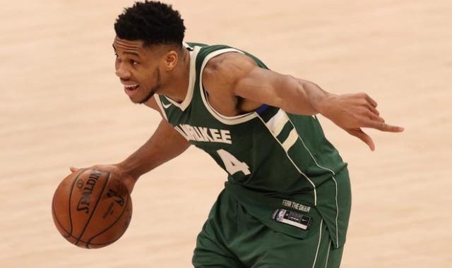 开云官网登录-连砍三双率雄鹿高歌猛进 字母哥加入MVP大乱斗